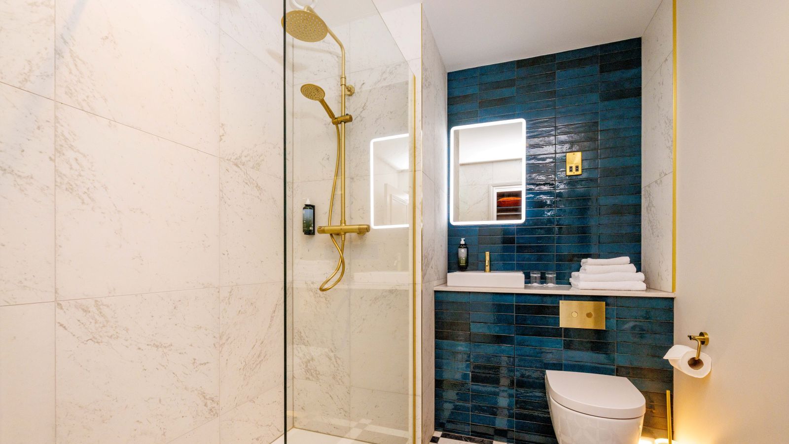 Deluxe Double Single Bathroom 1600x900